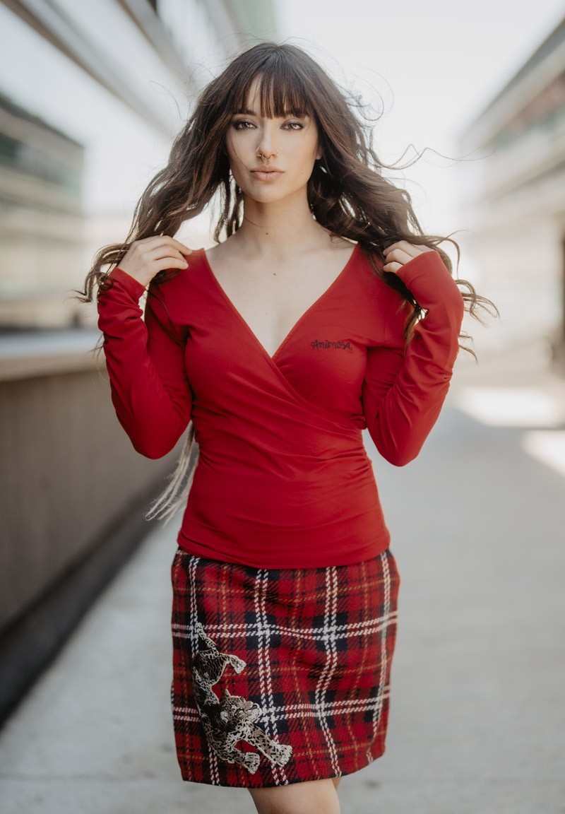 Camiseta cruzada roja