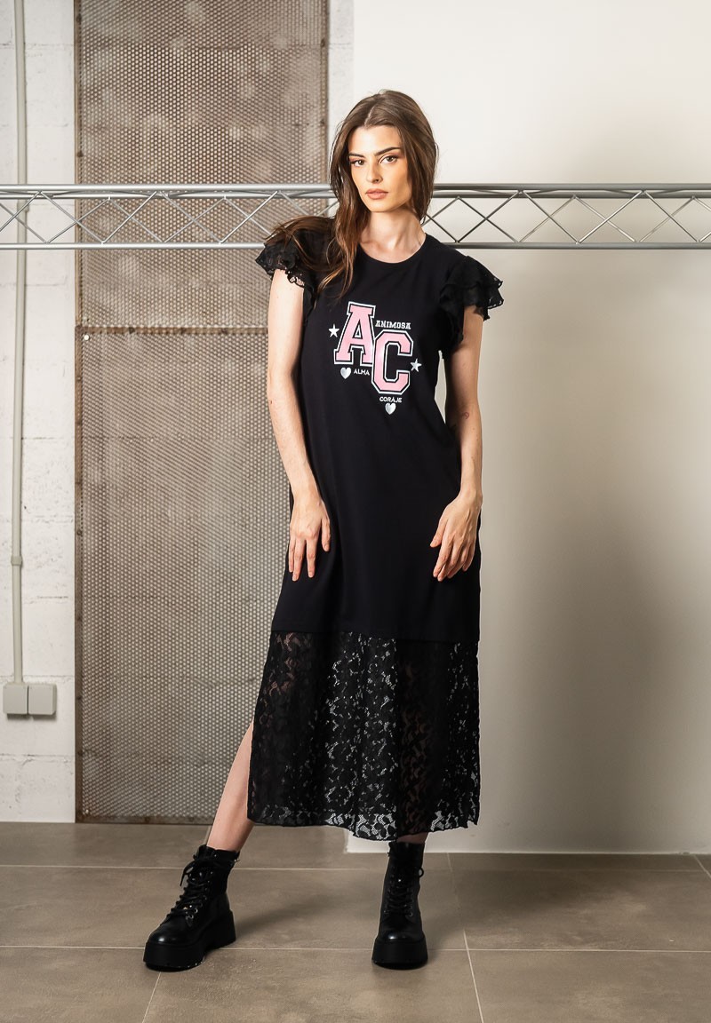 Vestido midi negro con cuerpo de algodón y mangas y bajo de encaje. Plano general