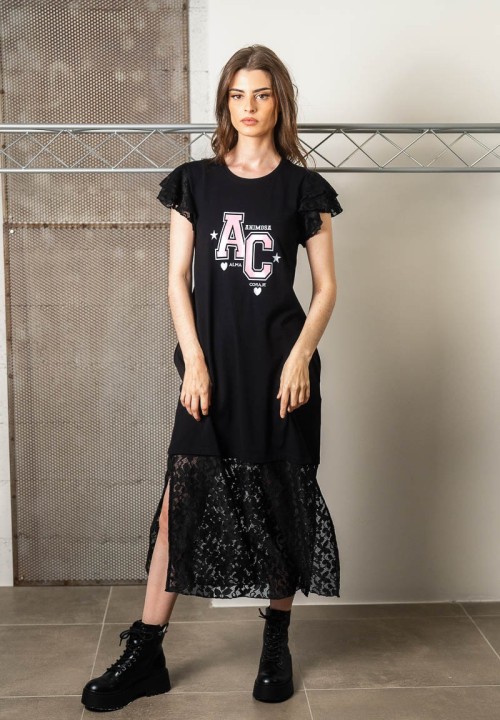 Vestido midi negro con cuerpo de algodón y mangas y bajo de encaje. Detalle bajo encaje