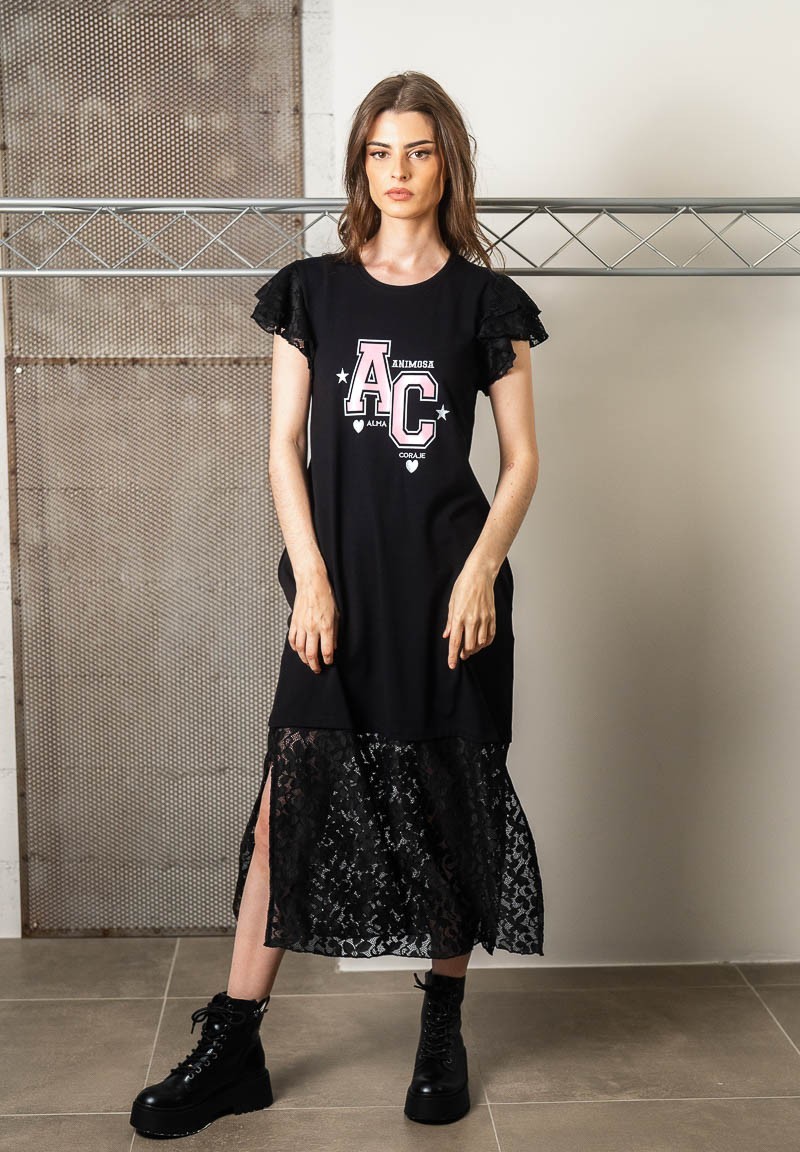 Vestido midi negro con cuerpo de algodón y mangas y bajo de encaje. Detalle bajo encaje