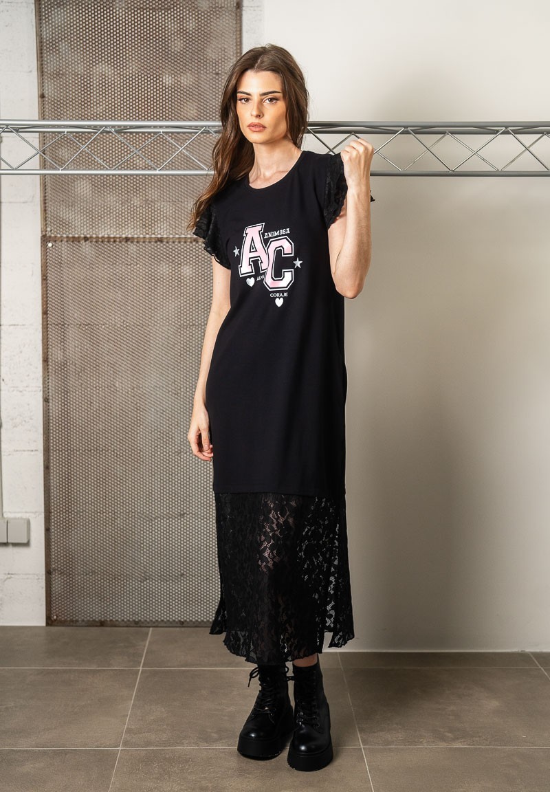 Vestido midi negro con cuerpo de algodón y mangas y bajo de encaje. Plano frontal