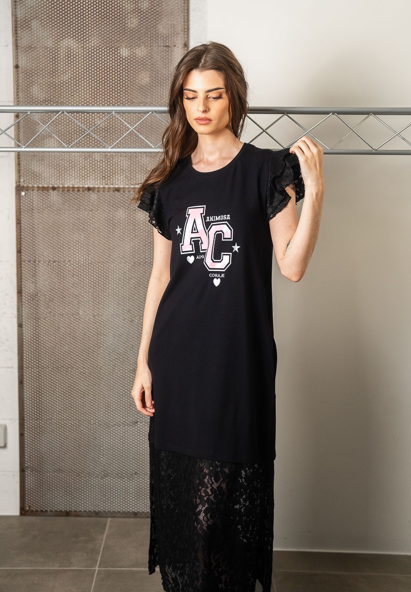 Vestido midi negro con cuerpo de algodón y mangas y bajo de encaje. Detalle cuerpo algodón