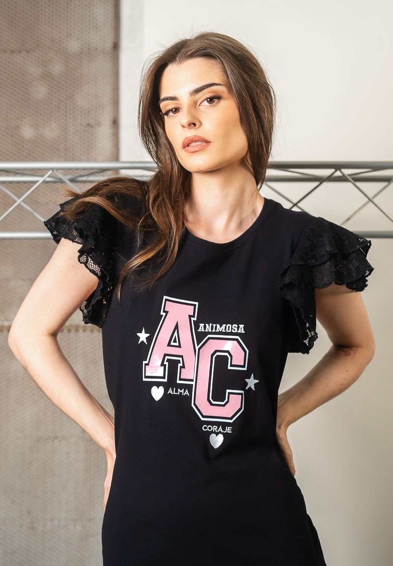 Vestido midi negro con cuerpo de algodón y mangas y bajo de encaje. Plano letras A C bordadas.