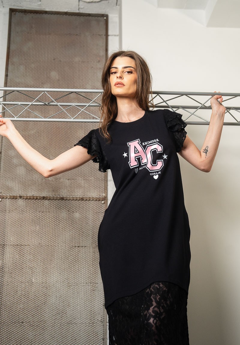 Vestido midi negro con cuerpo de algodón y mangas y bajo de encaje. Detalle cintura.
