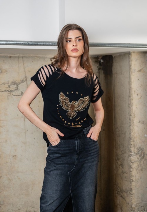 Camiseta negra con aberturas en los hombros y águila de lentejuelas bordada. Plano frontal.