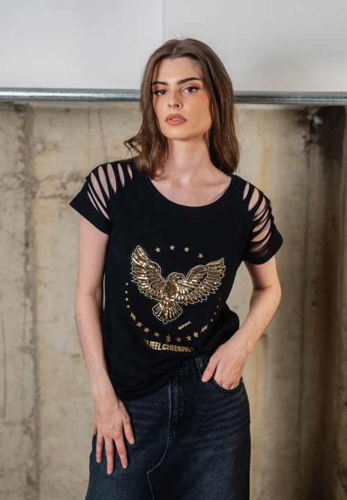 Camiseta negra con aberturas en los hombros y águila de lentejuelas bordada. Plano General