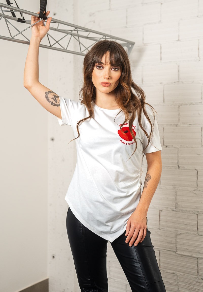 Camiseta blanca asimétrica con amapola bordada | Animosa