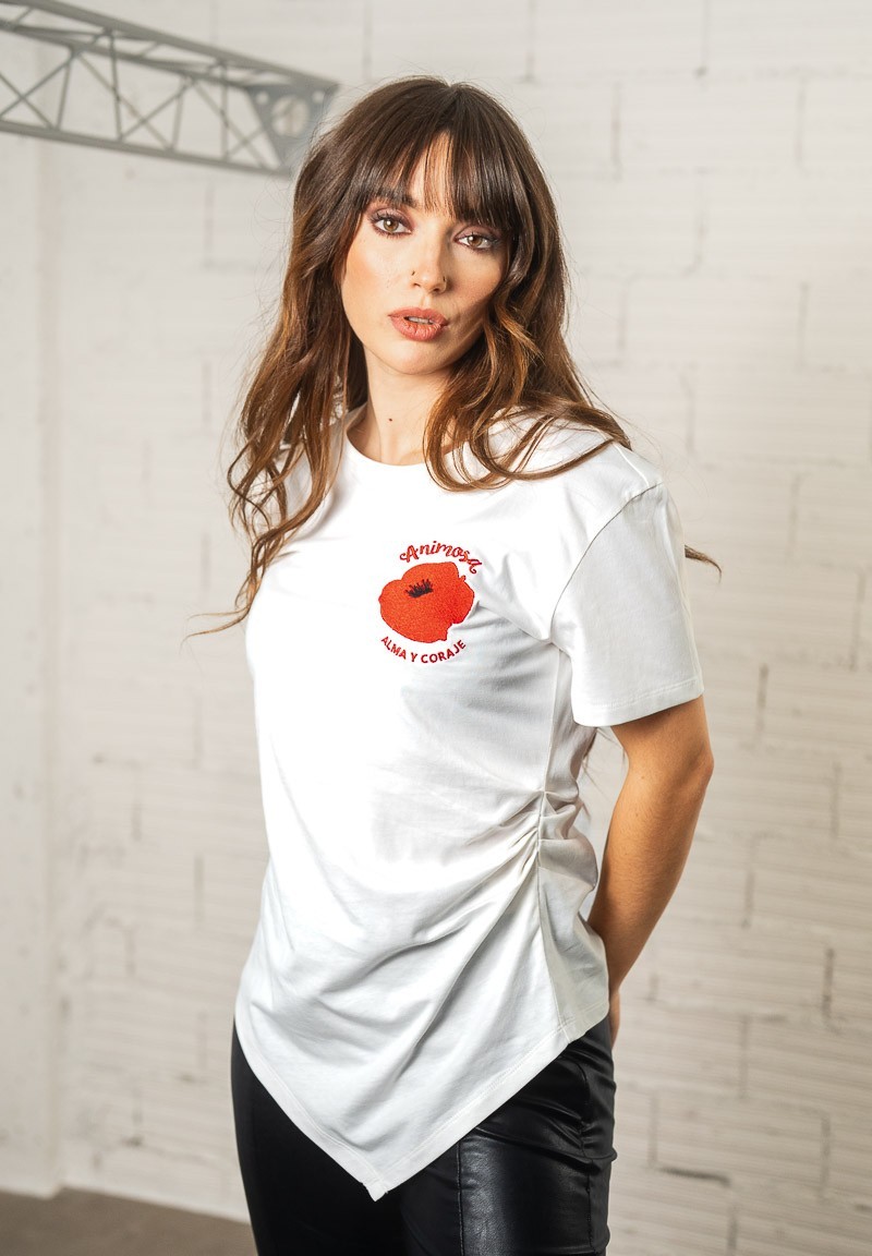 Camiseta blanca asimétrica con amapola bordada | Animosa