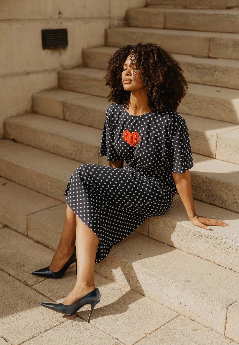 Vestido negro de lunares con el mensaje Wonder Soul | Animosa