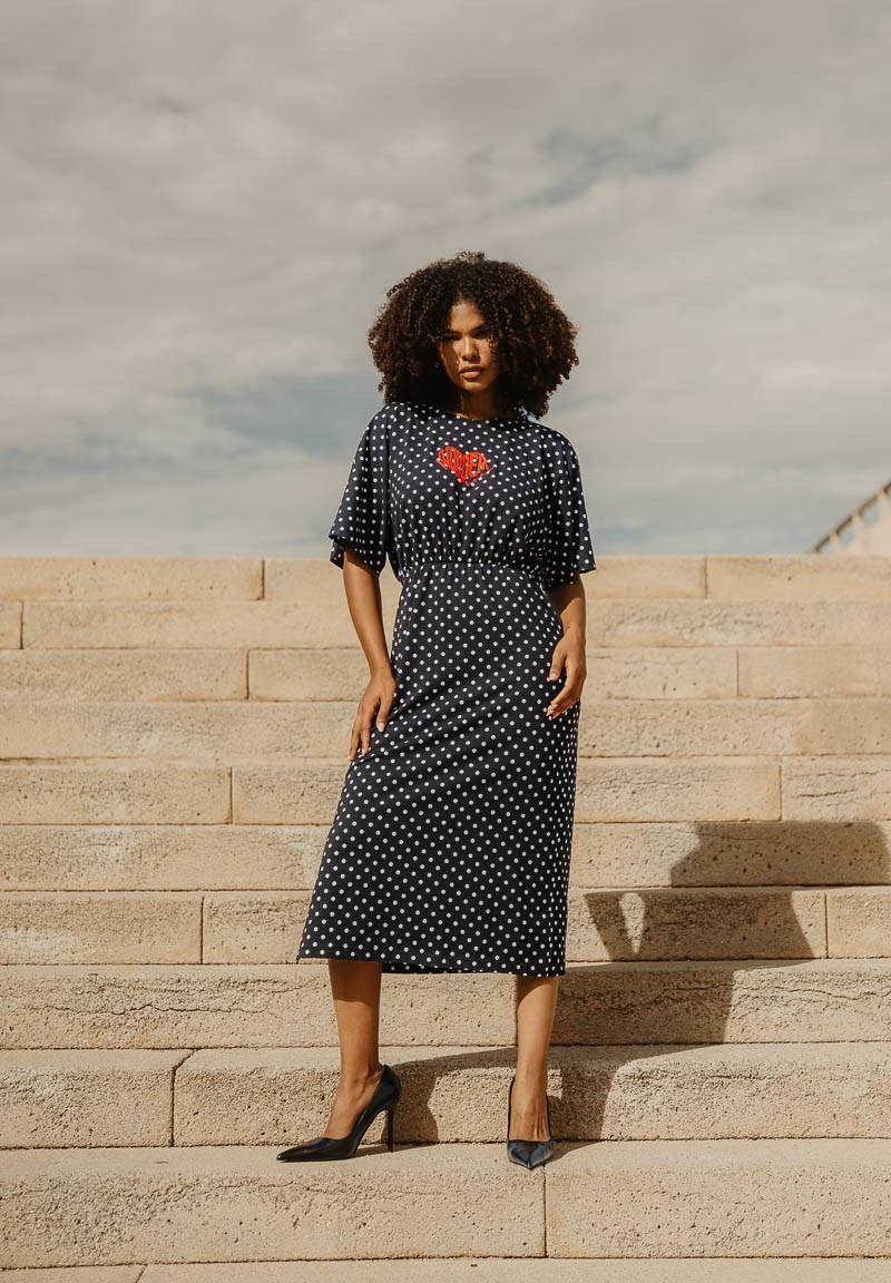 Vestido negro de lunares con el mensaje Wonder Soul | Animosa
