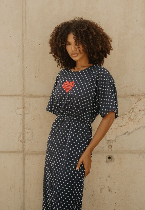 Vestido negro de lunares con el mensaje Wonder Soul | Animosa