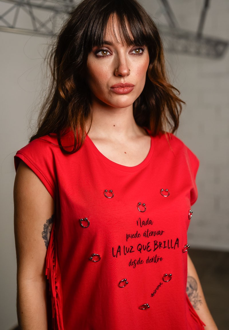 Camiseta roja con piercings formando un corazón | Animosa