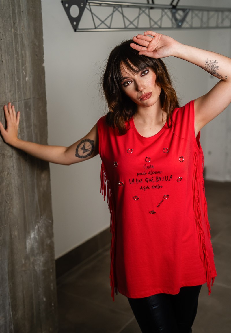 Camiseta roja con piercings formando un corazón | Animosa