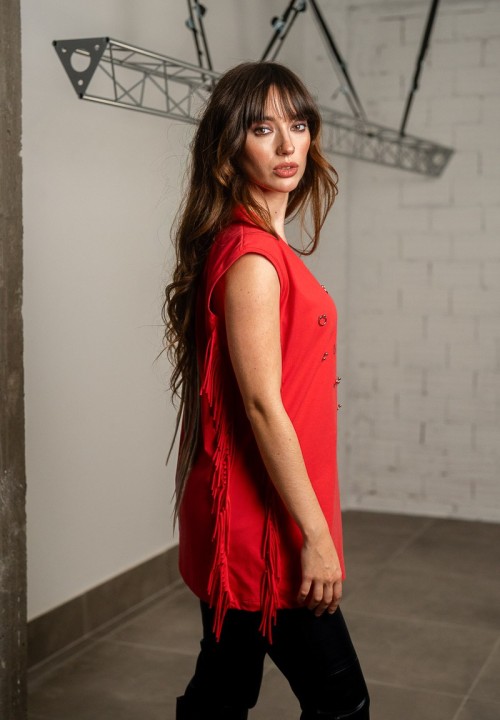 Camiseta roja con piercings formando un corazón | Animosa