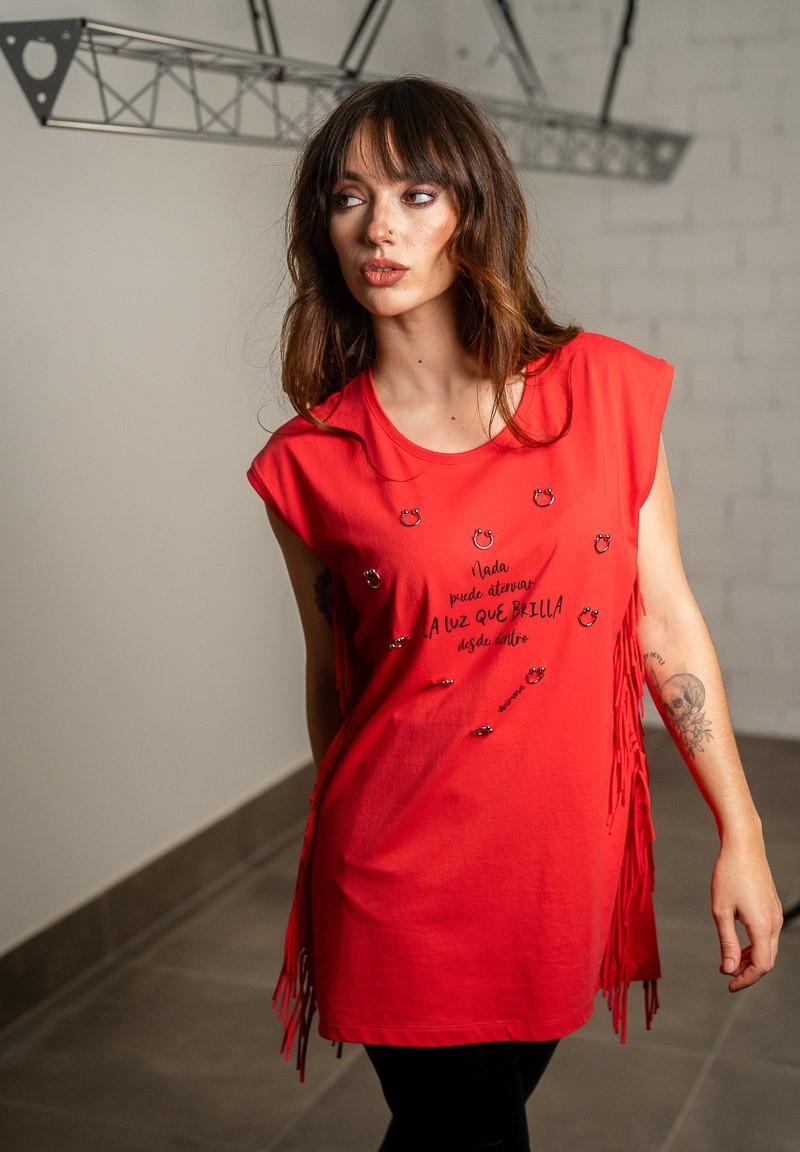 Camiseta roja con piercings formando un corazón | Animosa