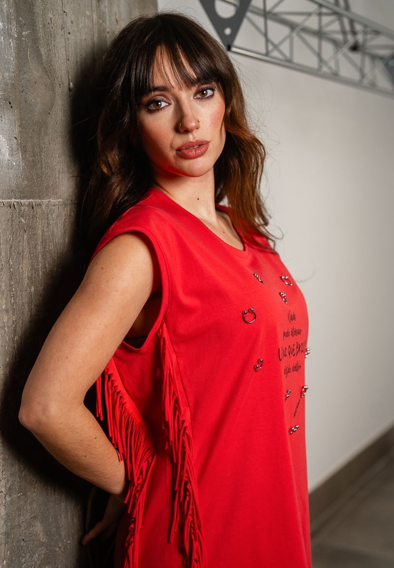 Camiseta roja con piercings formando un corazón | Animosa