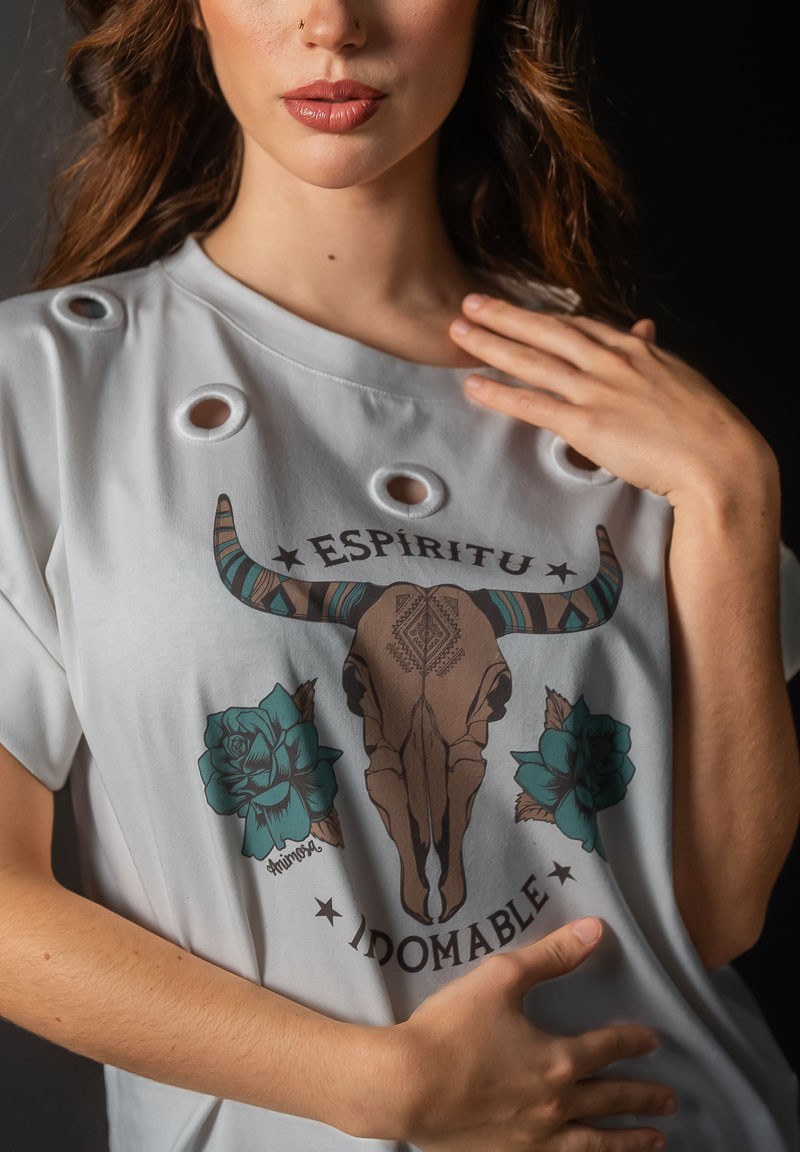 Camiseta con ilustración y el mensaje Espíritu indomable | Animosa