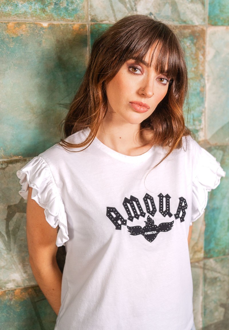 Camiseta con volante en el hombro y la palabra Amour | Animosa