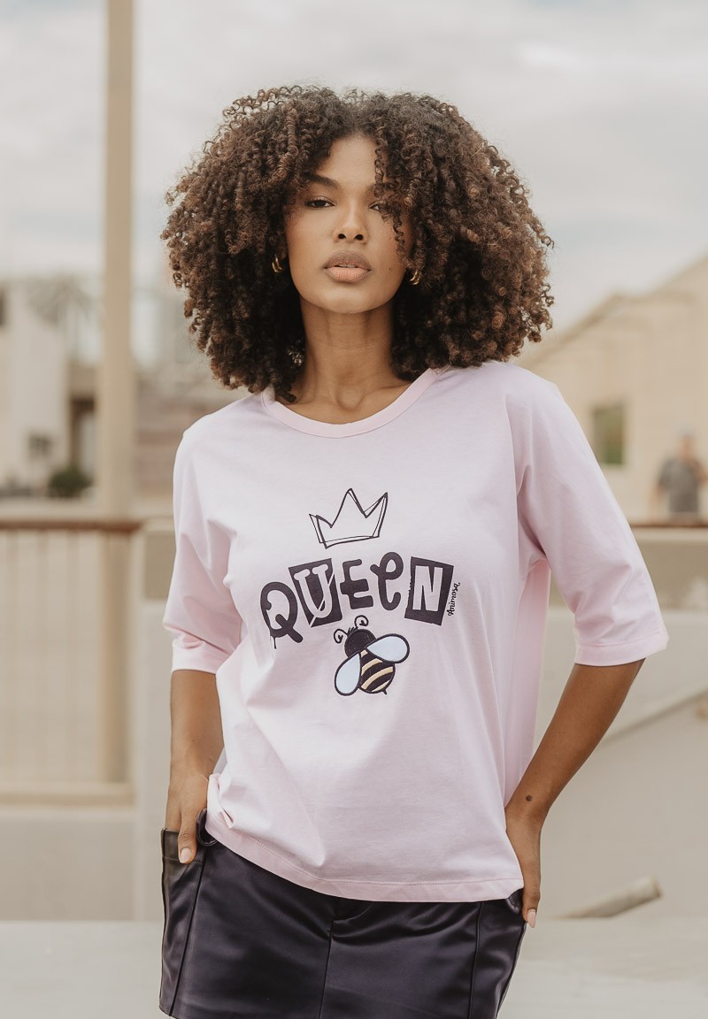 Camiseta con ilustración y el mensaje Queen Bee | Animosa