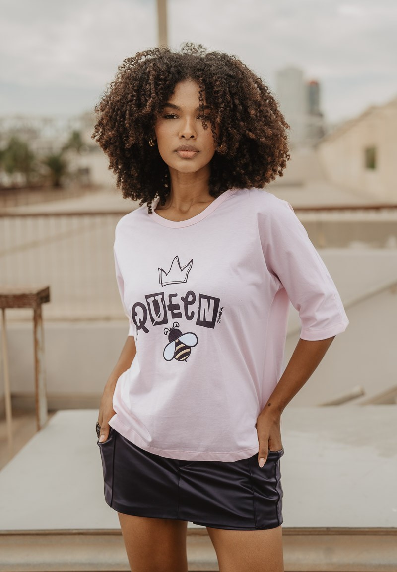 Camiseta con ilustración y el mensaje Queen Bee | Animosa