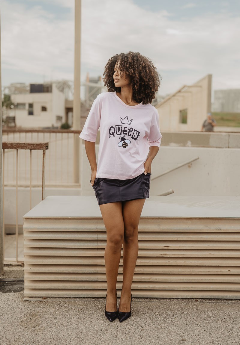 Camiseta con ilustración y el mensaje Queen Bee | Animosa