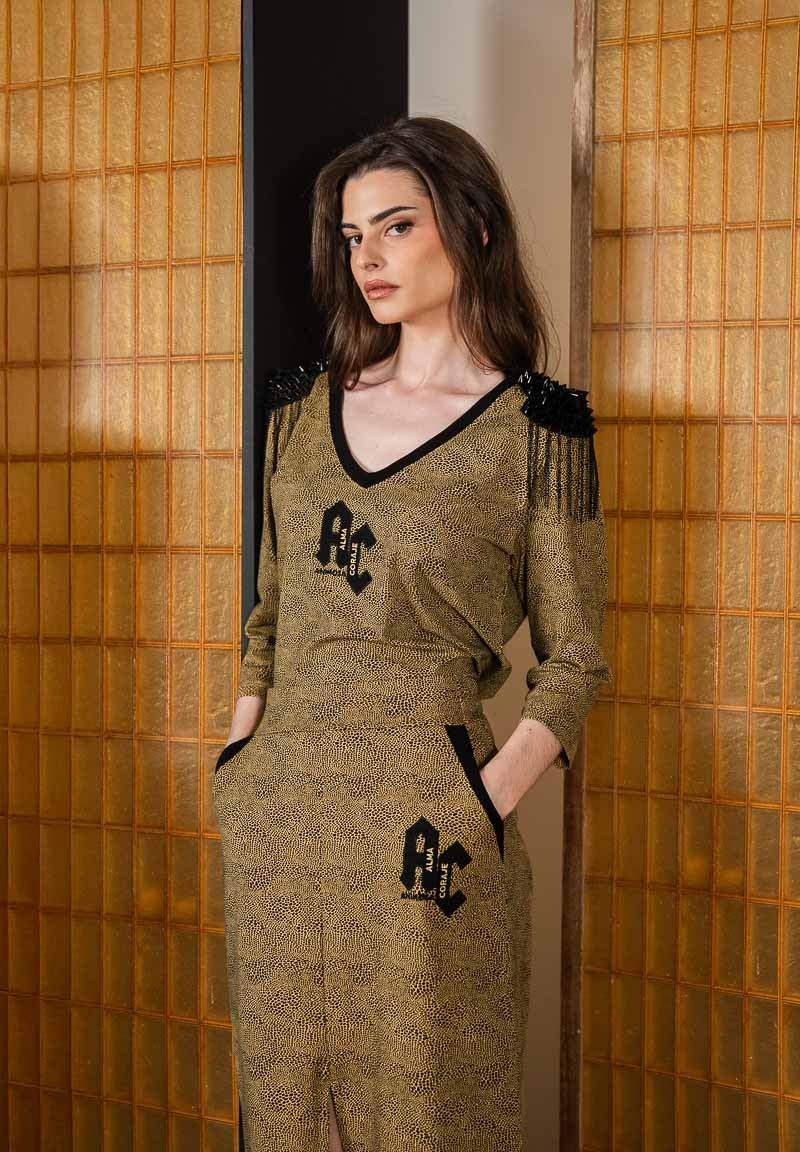 Camiseta animal print con hombreras y las letras AC | Animosa
