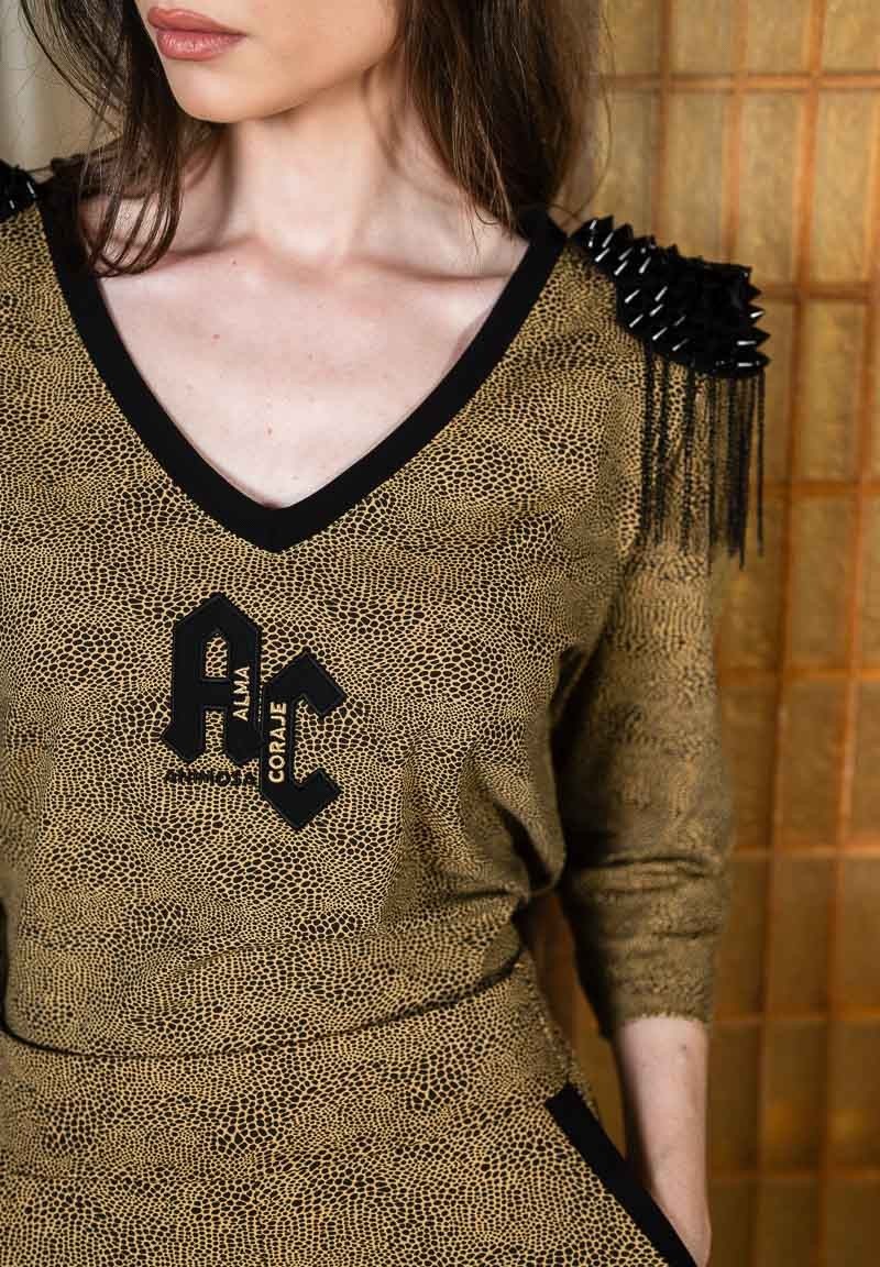 Camiseta animal print con hombreras y las letras AC | Animosa