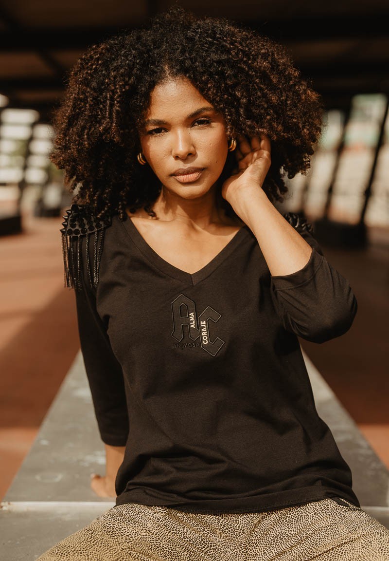 Camiseta negra con hombreras, cadenas y las letras AC | Animosa