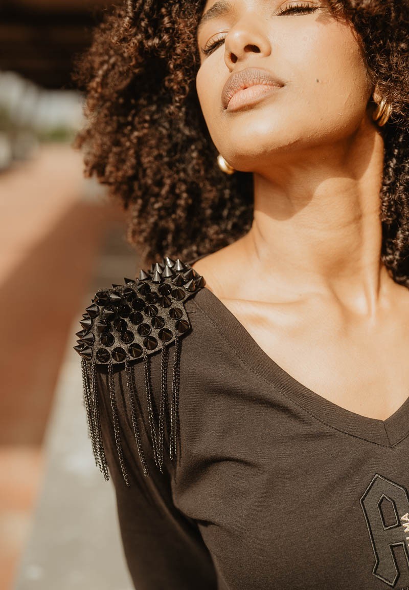 Camiseta negra con hombreras, cadenas y las letras AC | Animosa