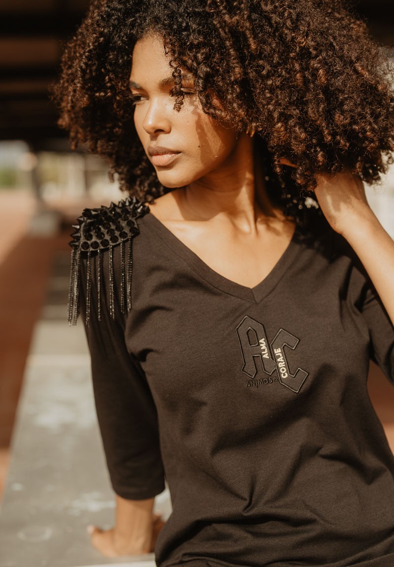 Camiseta negra con hombreras, cadenas y las letras AC | Animosa