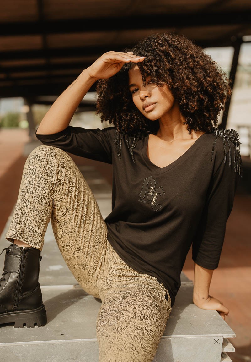 Camiseta negra con hombreras, cadenas y las letras AC | Animosa