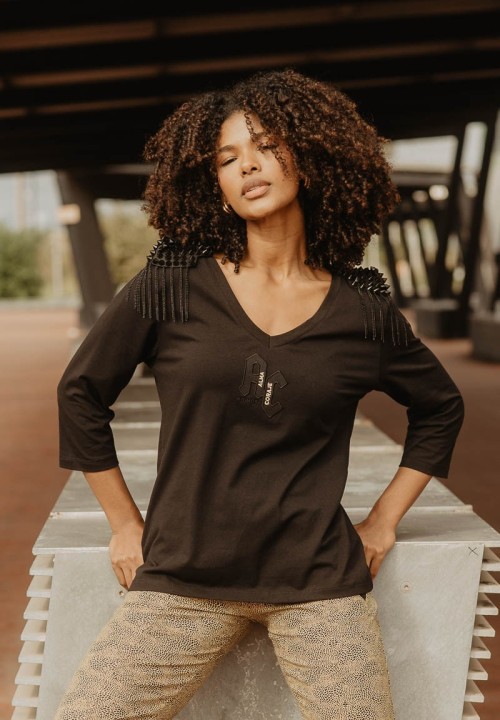 Camiseta negra con hombreras, cadenas y las letras AC | Animosa