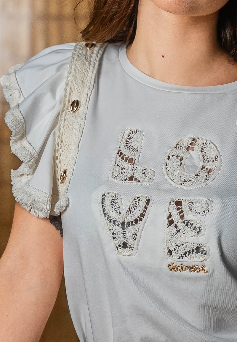 Camiseta con la palabra LOVE cosida en crochet  | Animosa