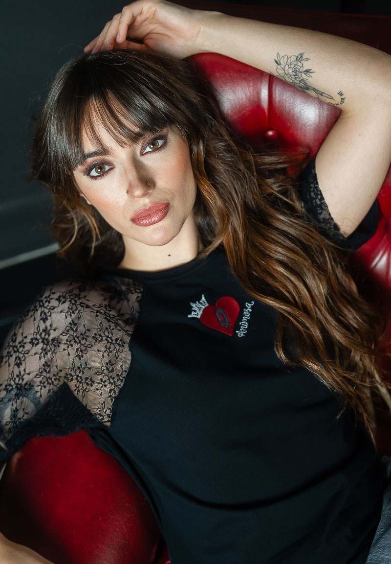 Camiseta con mangas de encaje Reina de corazones | Animosa