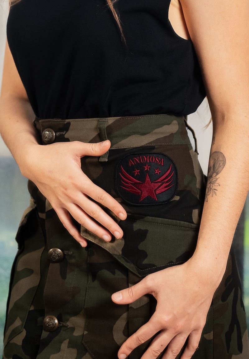 Falda de camuflaje con botones y parches Love Force | Animosa