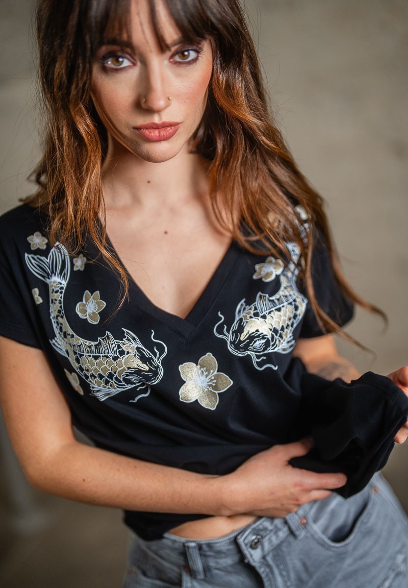 Camiseta con carpas koi doradas bajo el cuello en V | Animosa