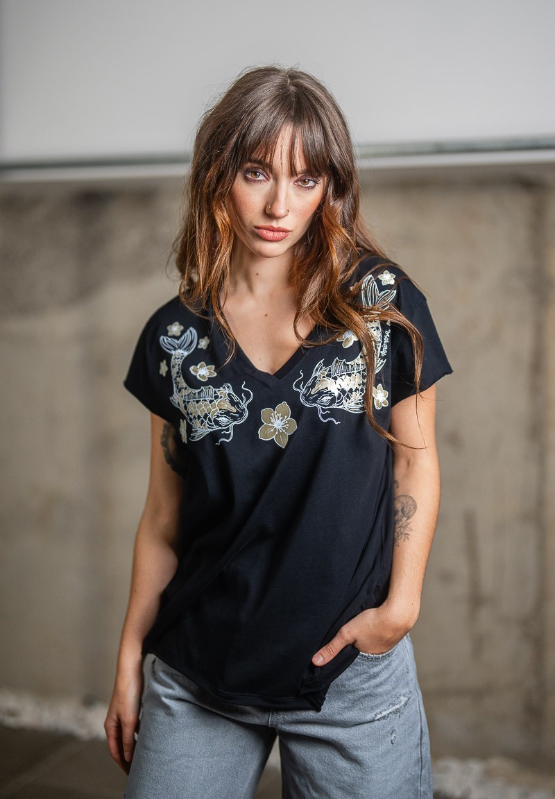 Camiseta con carpas koi doradas bajo el cuello en V | Animosa