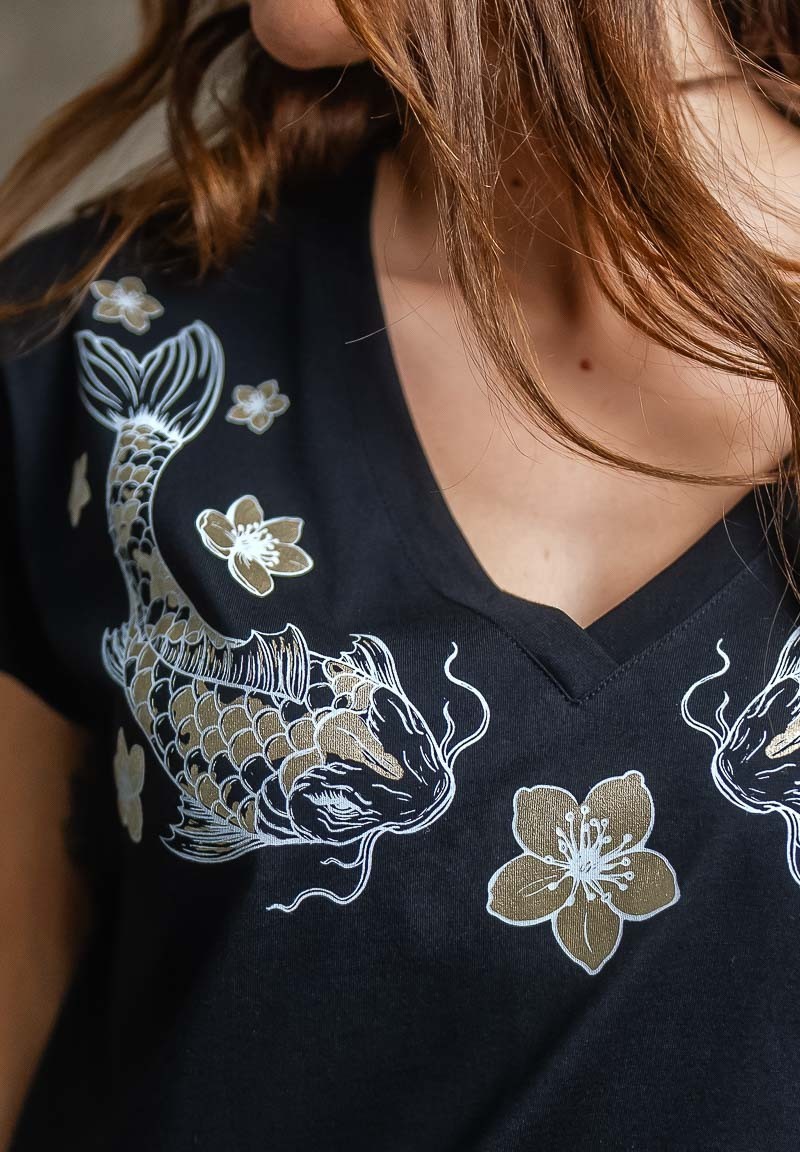Camiseta con carpas koi doradas bajo el cuello en V | Animosa