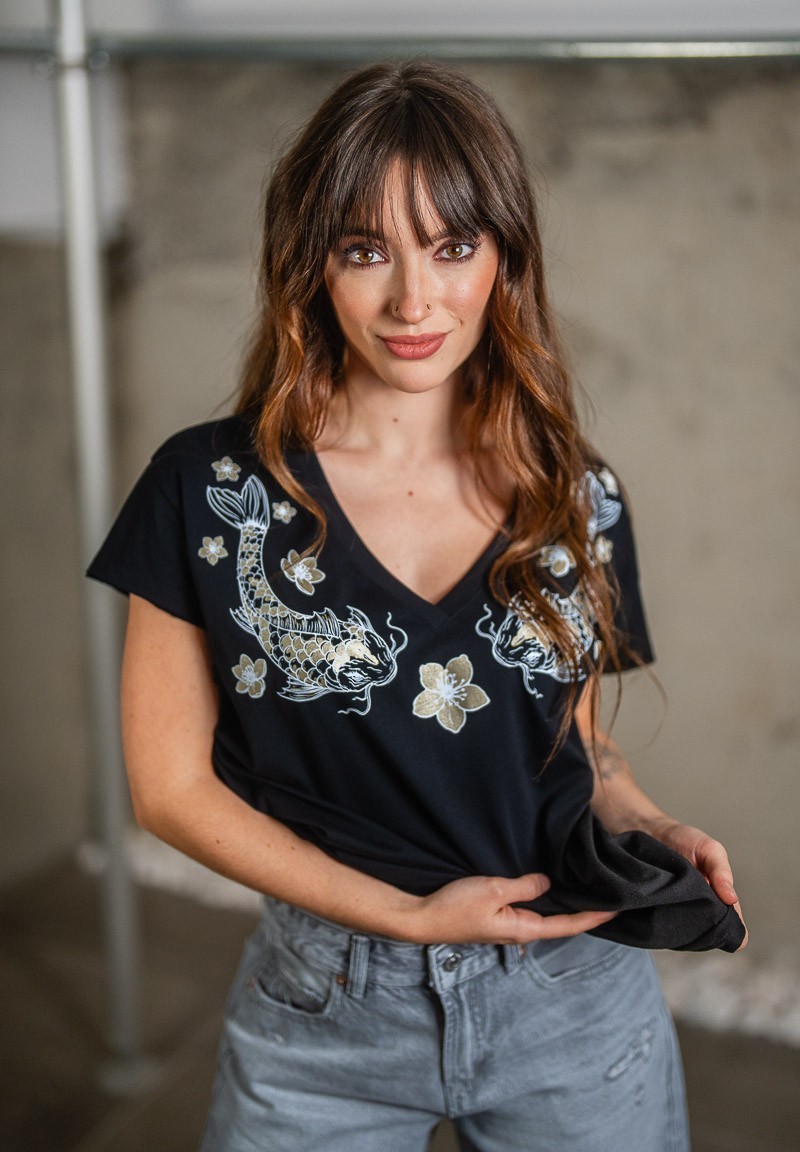 Camiseta con carpas koi doradas bajo el cuello en V | Animosa
