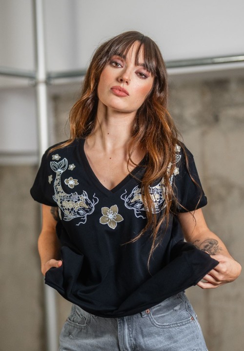 Camiseta con carpas koi doradas bajo el cuello en V | Animosa