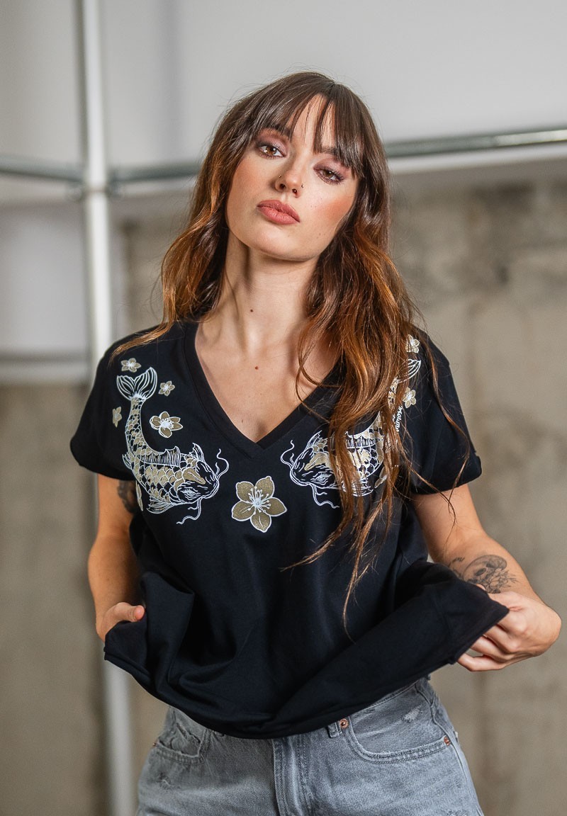 Camiseta con carpas koi doradas bajo el cuello en V | Animosa