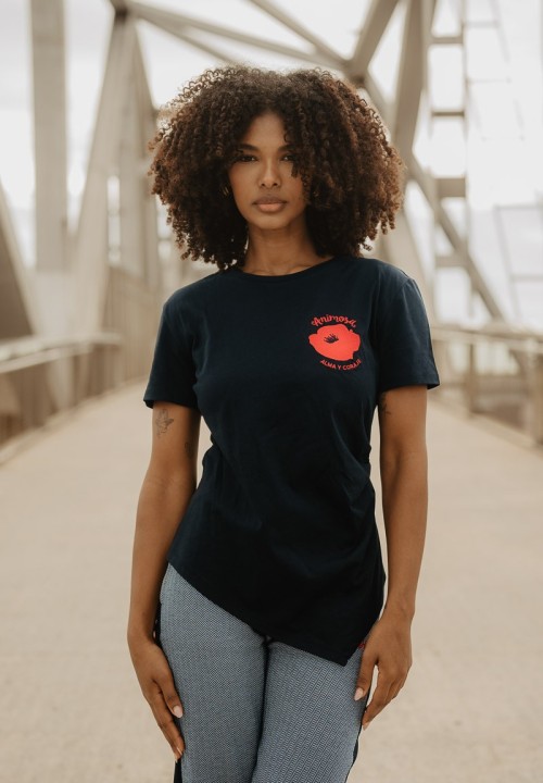 Camiseta negra de manga corta con amapola en el pecho de Animosa.