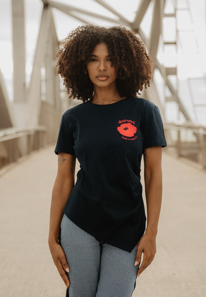 Camiseta negra de manga corta con amapola en el pecho de Animosa.