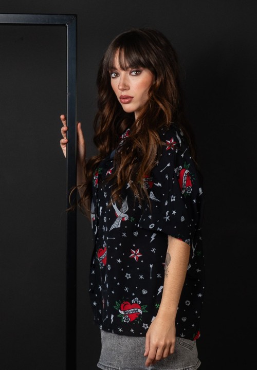 Camisa con estampado de tatuajes old school | Animosa