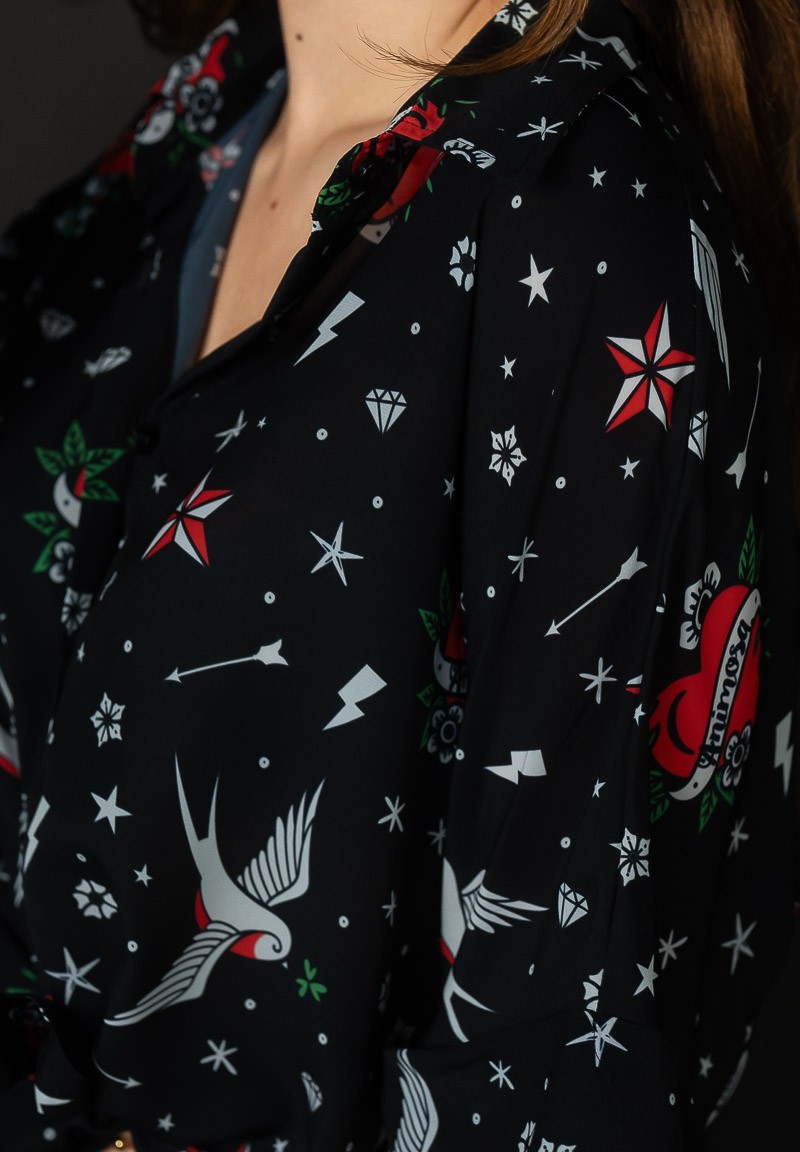 Camisa con estampado de tatuajes old school | Animosa