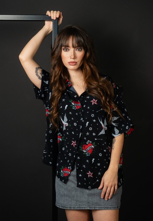 Camisa con estampado de tatuajes old school | Animosa