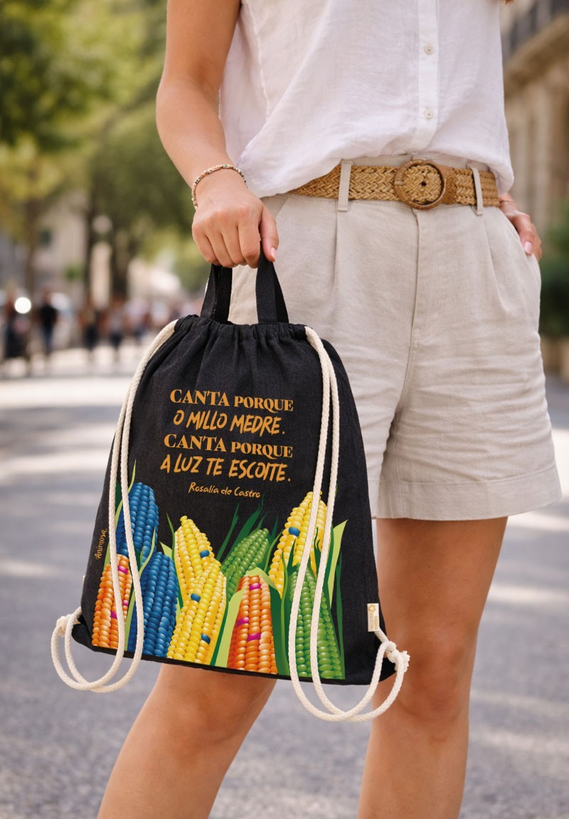 Mochila negra Rosalía «Canta porque o millo medre» | Animosa