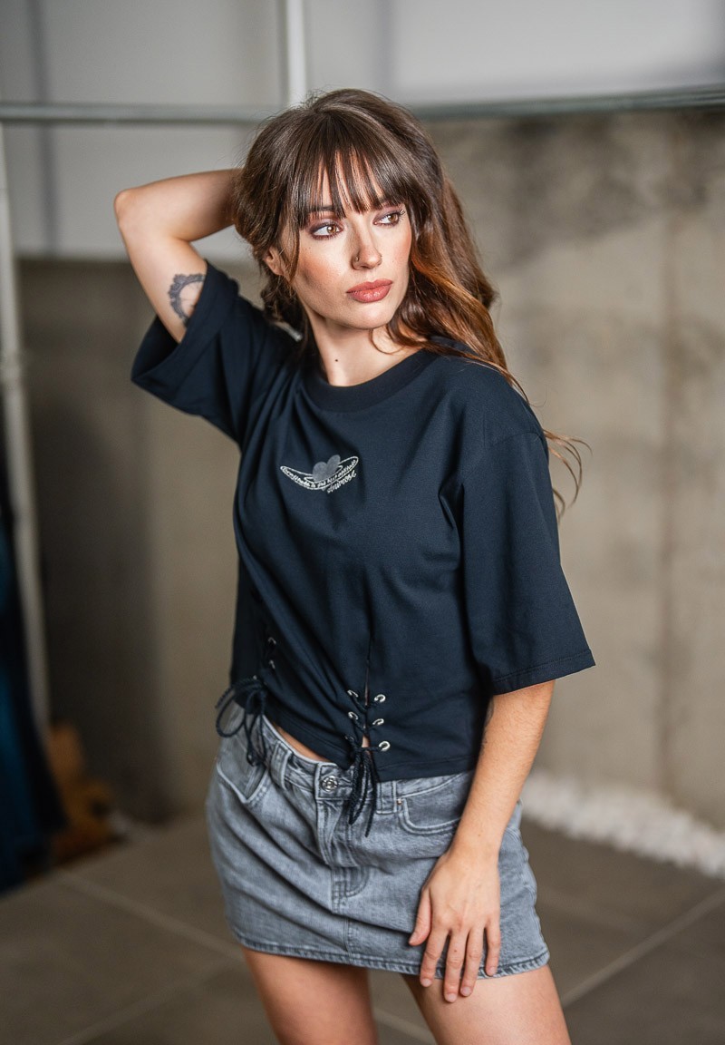 Camiseta con ollaos y cordones planet grattitude | Animosa
