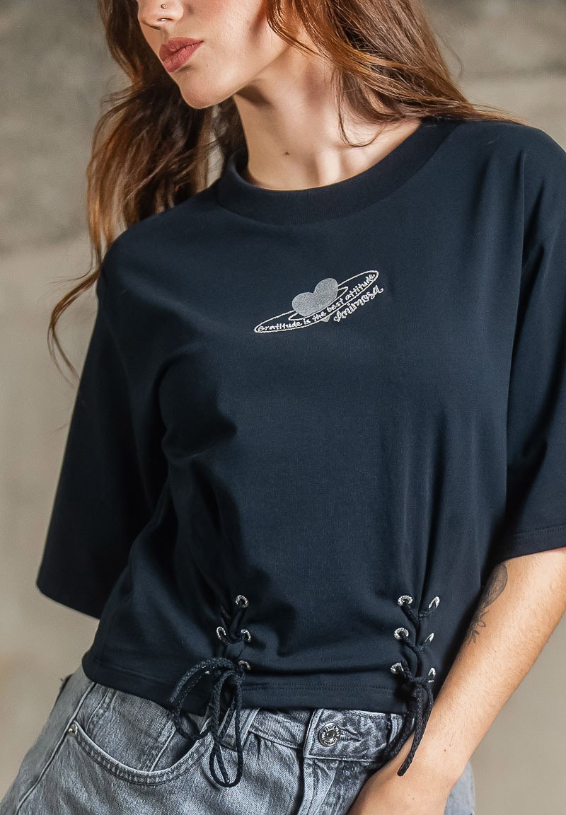 Camiseta con ollaos y cordones planet grattitude | Animosa