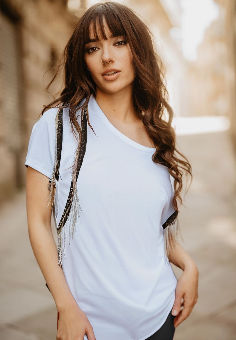 camiseta blanca con cadenas del hombro al costado